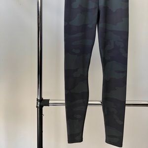 ALO Yoga High-Waist Camo Vapor Legging - Size: S
